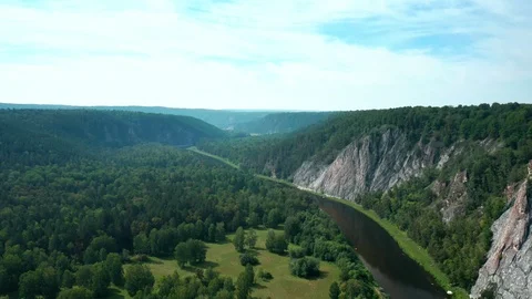 Follow the river in the mountain area. Vidéo 114873184