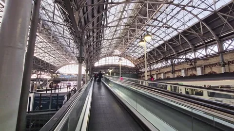 Follow through view via escalator of Piccadilly station in Manchester, England. Stock-Footage 314974160