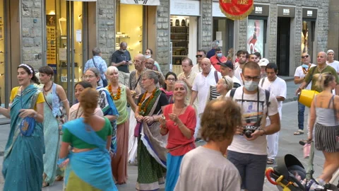 Followers of the Hare Krishna sect dancingin the city streets. 库存影片 134558389
