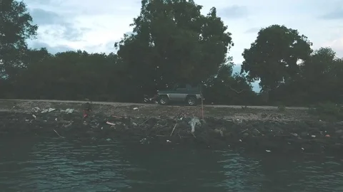 Following car in the beach Vídeo Stock 84584331