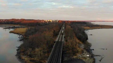 Following freight train up Potomac River at Sunset 動画素材 104299433