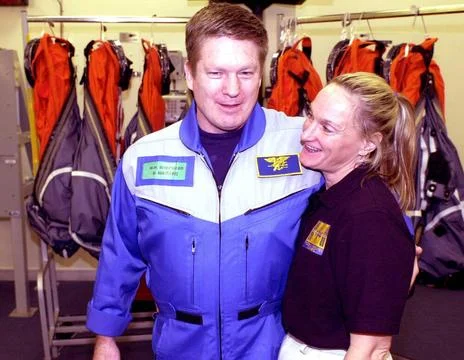 Following a post-landing interview in the Operations and Checkout Building... Foto stock