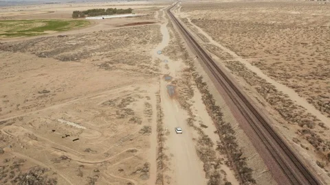 Following Range Rover in desert Vídeo Stock 128073608