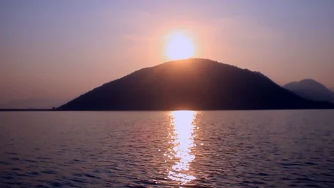 Following the reflection of the sun from the motorboat. Video stock 102780904