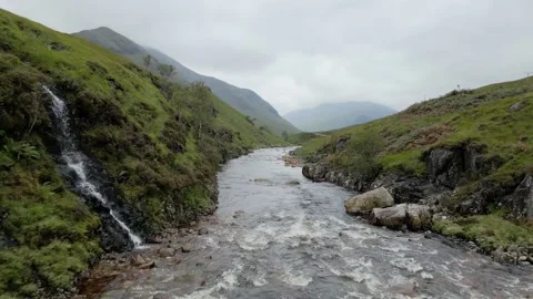 Following a river in the mountains Video stock 139814532
