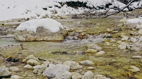 The Fondillo stream flows between the snow and the banks eroded by the water Video stock 146234172