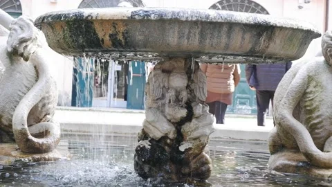 Fontain with columns in park Stockbeeldmateriaal 173473876