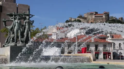 Fonte Luminosa com Castelo de Leiria Stock Footage 43365946