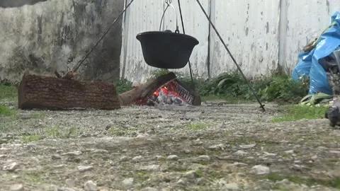 Food boiling in a pot on an open fire. Stock-Footage 302632852
