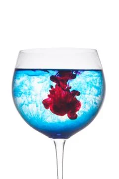 Food coloring diffuse in water inside wine glass area for slogan or advertisi Foto stock