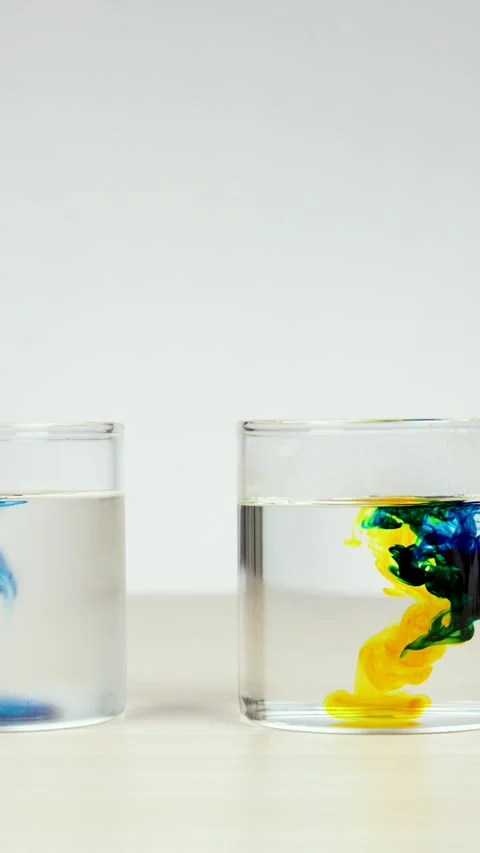 Food Coloring Diffusing in Hot and Cold Water Experiment Stock Footage 318720439