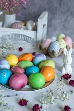 Food composition. Beautiful multi -colored decorated Easter eggs and a cute.. Foto stock