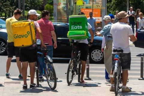 Food delivery courier - Bucharest 库存照片