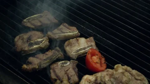 Food on a grill Vidéo 157865591