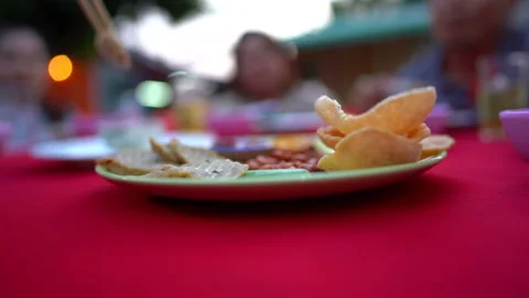 Food in plate on the table and blurred people. Vídeos de archivo 141005077