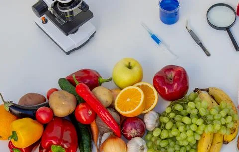 Food Quality Testing: Microscope and Fresh Fruits and Vegetables Foto stock