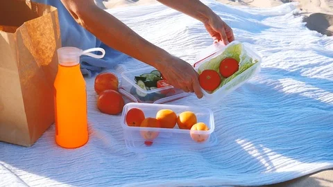 Food snacks in plastic containers, beach picnic concept Vidéo 111576536