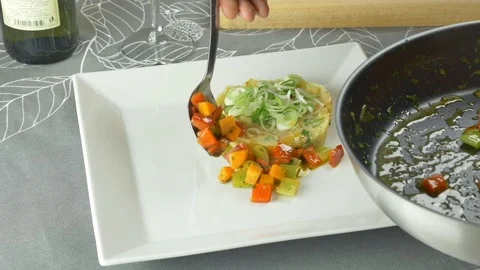 Food styling with mashed potatoes and vegetable Stockbeeldmateriaal 107538752