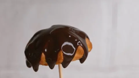 Food video: chocolate pour on eclair cake Stock Footage 245002697