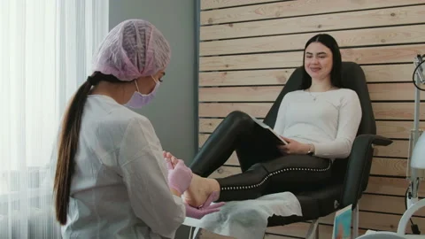 Foot massage by professional master in a modern and stylish salon 库存影片 101097419