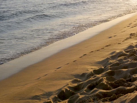 Foot Prints Lapping Waves Kaanapali Beach Sand Waves Maui Hawaii Stockbeeldmateriaal 77191233