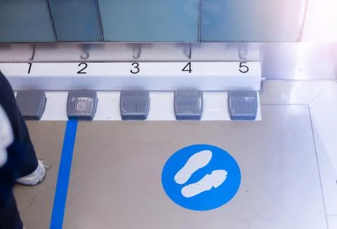 The foot is stepping on the foot switch to select the floor in the passenger  Stockfoto's