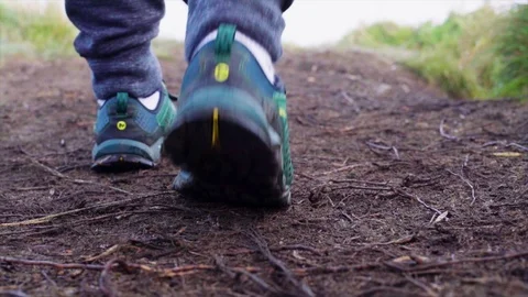 Foot waliking in mountain Stockbeeldmateriaal 103495997