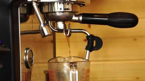 Footage 4K: Coffee machine preparing cup of coffee 库存影片 158173634
