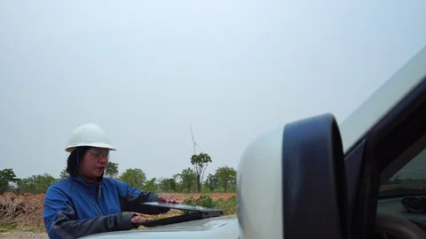 Footage 4K: Engineer using tablet computer outdoors 動画素材 127911479