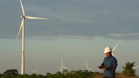 Footage 4K: Engineer with wind turbines Video stock 144896992