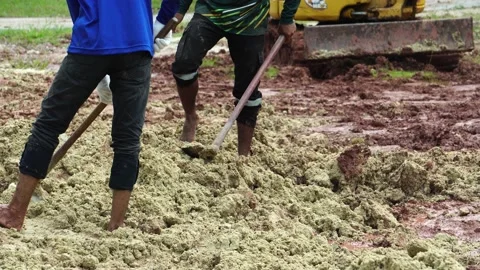 Footage 4K: Labor man digging in the sand Stock Footage 161251113