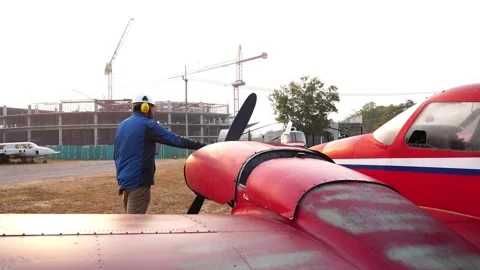 Footage 4K: Mechanics working on a small aircraft  Vídeos de archivo 147143121