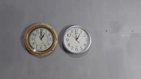 Footage of an analog quartz wall clock made in Japan Stockbeeldmateriaal 326196255