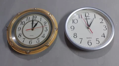 Footage of an analog quartz wall clock made in Japan Stockbeeldmateriaal 326196391