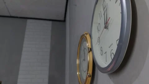 Footage of an analog quartz wall clock made in Japan Stockbeeldmateriaal 326196394