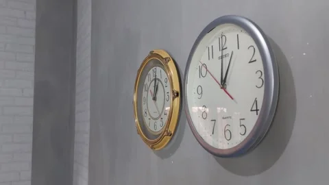 Footage of an analog quartz wall clock made in Japan Stockbeeldmateriaal 326196400