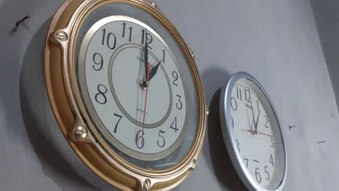 Footage of an analog quartz wall clock made in Japan Stockbeeldmateriaal 326196434