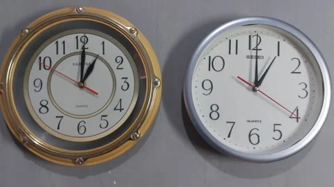 Footage of an analog quartz wall clock made in Japan Stockbeeldmateriaal 326196579