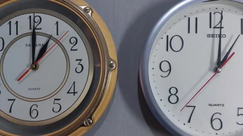 Footage of an analog quartz wall clock made in Japan Stockbeeldmateriaal 326196581