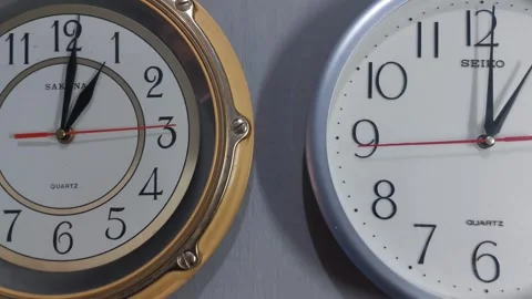 Footage of an analog quartz wall clock made in Japan Stockbeeldmateriaal 326196606