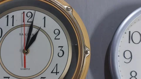 Footage of an analog quartz wall clock made in Japan Stockbeeldmateriaal 326196638
