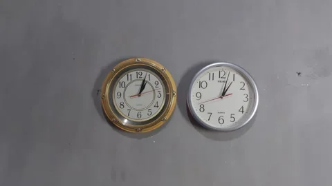 Footage of an analog quartz wall clock made in Japan Stockbeeldmateriaal 326196965