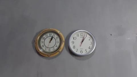 Footage of an analog quartz wall clock made in Japan Stockbeeldmateriaal 326197036