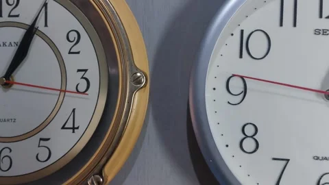 Footage of an analog quartz wall clock made in Japan Stockbeeldmateriaal 326197098