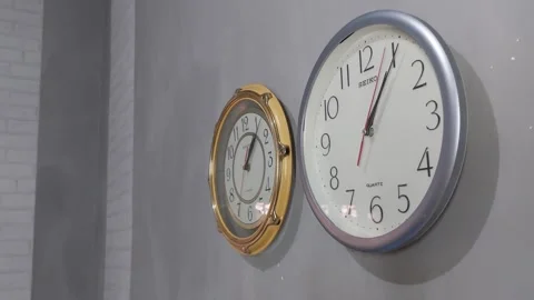 Footage of an analog quartz wall clock made in Japan Stockbeeldmateriaal 326197164
