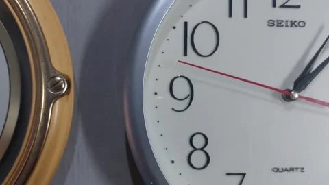Footage of an analog quartz wall clock made in Japan Stockbeeldmateriaal 326197283