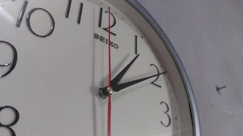 Footage of an analog quartz wall clock made in Japan Stockbeeldmateriaal 326197505
