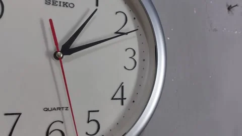 Footage of an analog quartz wall clock made in Japan Stockbeeldmateriaal 326197523