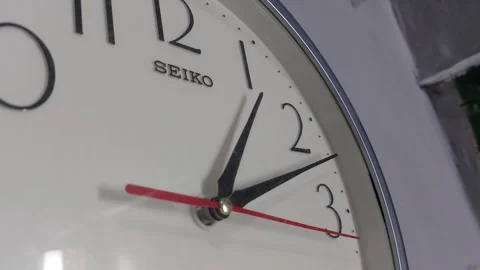 Footage of an analog quartz wall clock made in Japan Stockbeeldmateriaal 326197608