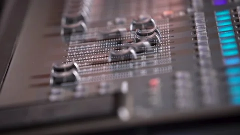 Footage of audio mixer, the knobs are being pulled up and down automatically 库存影片 148409976
